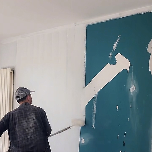 深色牆轉淺色示意